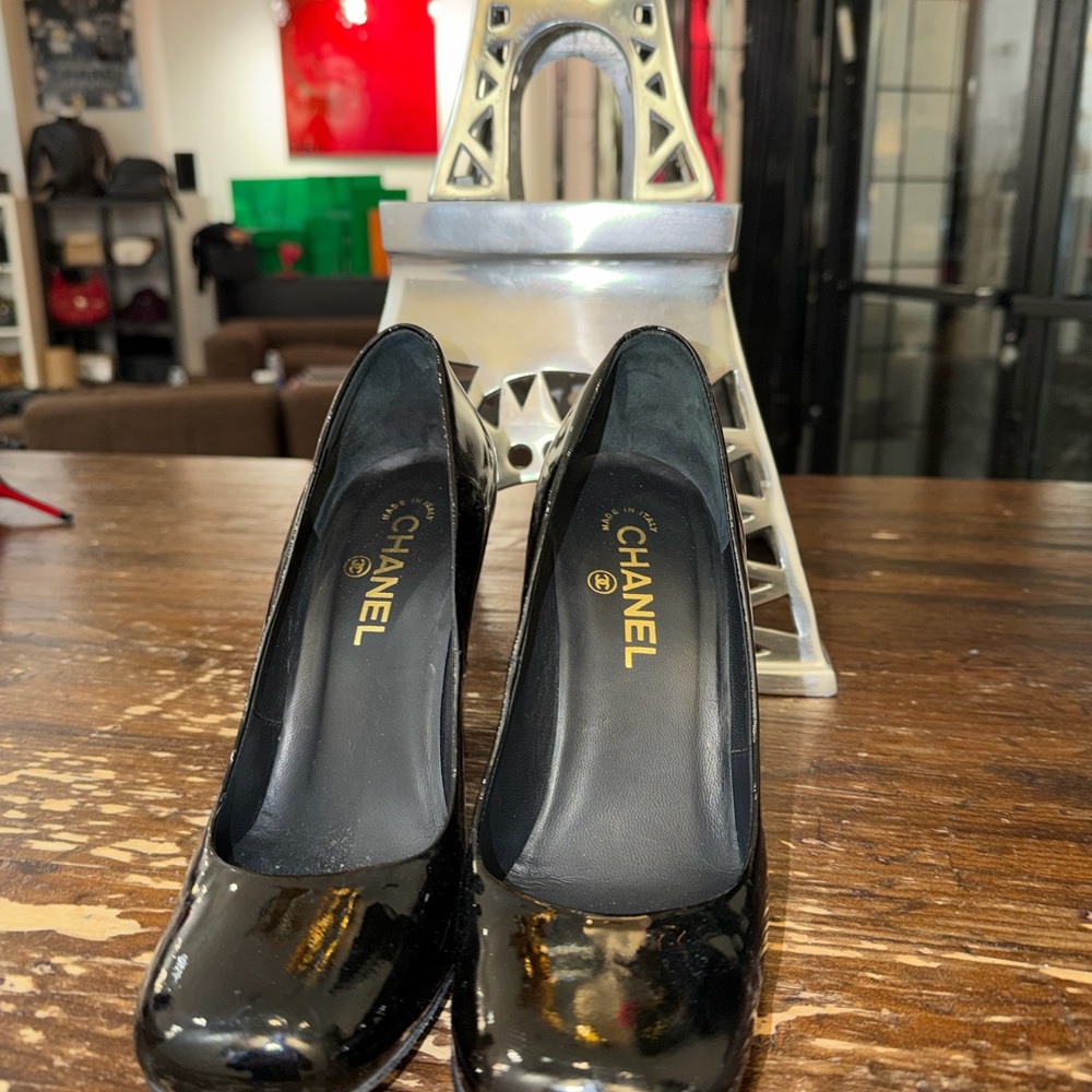 CHANEL Black Patent Leather "Paris-Eiffel" Gold Bar Pumps